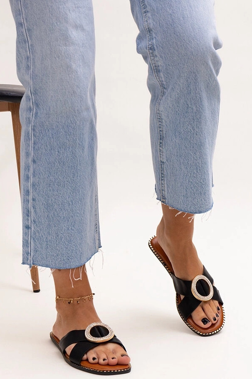 Juodos šlepetės, puoštos cirkonio... Juodos šlepetės, puoštos cirkonio...