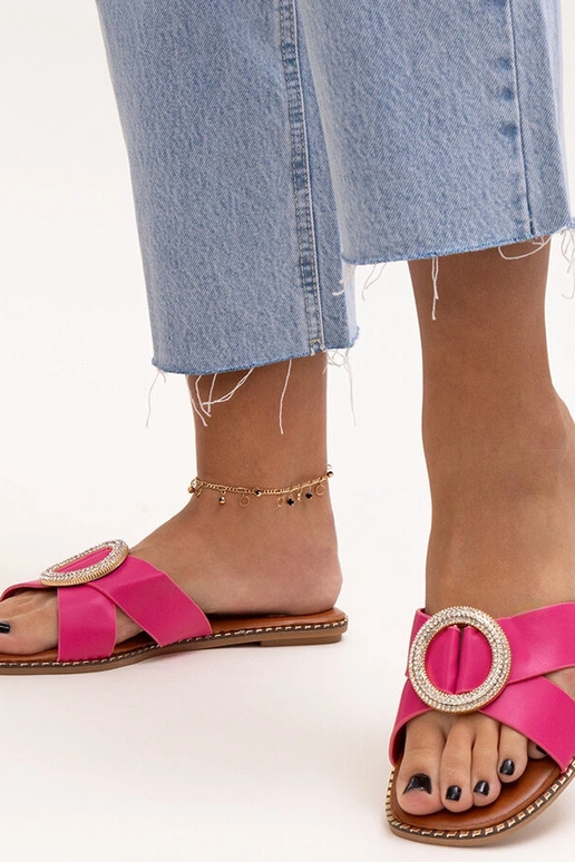 Rožinės spalvos šlepetės, puoštos... Rožinės spalvos šlepetės, puoštos...