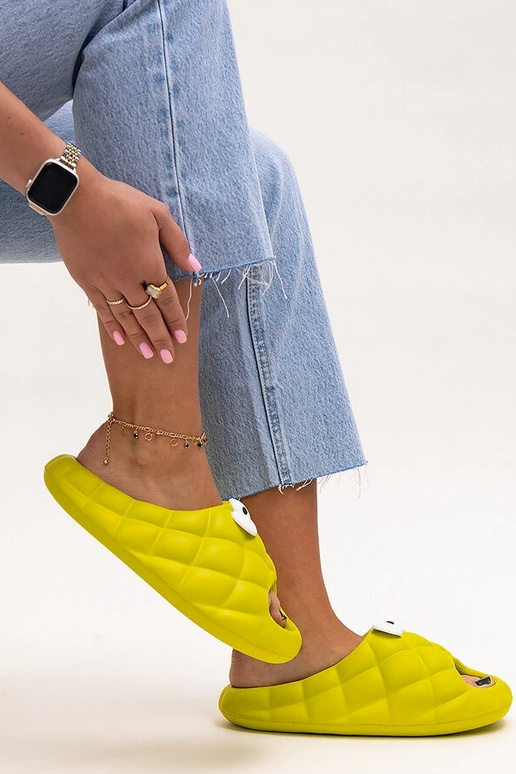 Žalios spalvos putplasčio šlepetės su... Žalios spalvos putplasčio šlepetės su...