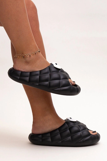 Juodos putplasčio šlepetės...