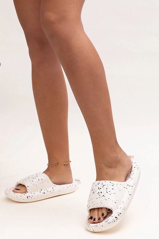 Baltos šlepetės su plačiu dirželiu... Baltos šlepetės su plačiu dirželiu...