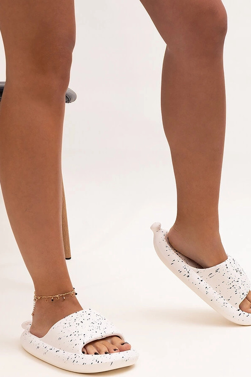 Baltos šlepetės su plačiu dirželiu... Baltos šlepetės su plačiu dirželiu...