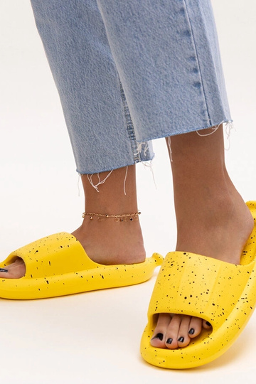 Geltonos spalvos šlepetės...