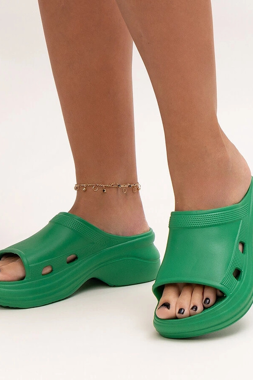 Žalios šlepetės ant storos platformos... Žalios šlepetės ant storos platformos...