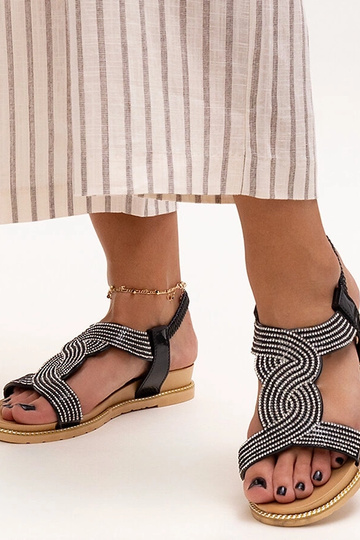 Juodos basutės dekoruotos...