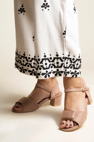 Tamsiai smėlio spalvos...