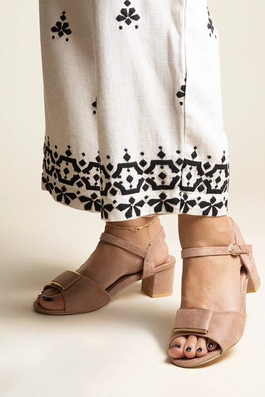 Tamsiai smėlio spalvos žemakulnės... Tamsiai smėlio spalvos žemakulnės...