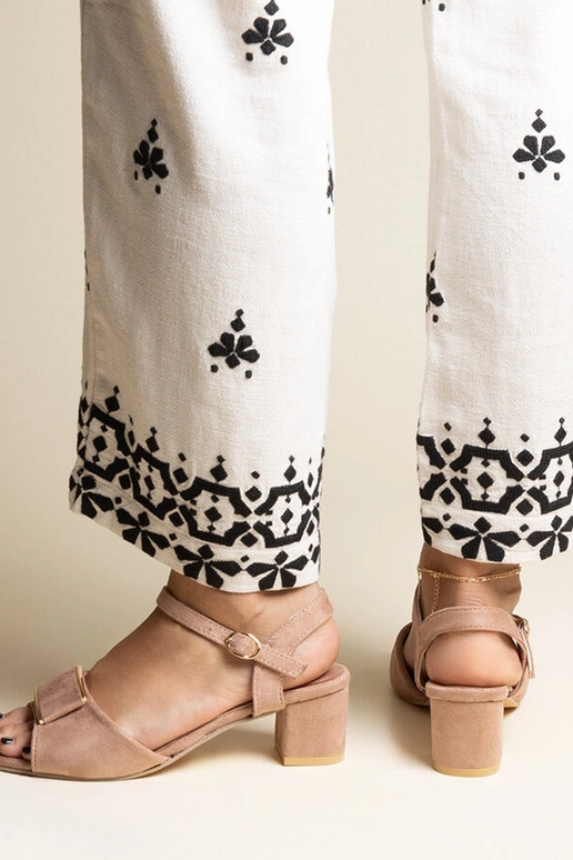 Tamsiai smėlio spalvos žemakulnės... Tamsiai smėlio spalvos žemakulnės...