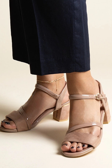 Tamsiai smėlio spalvos...