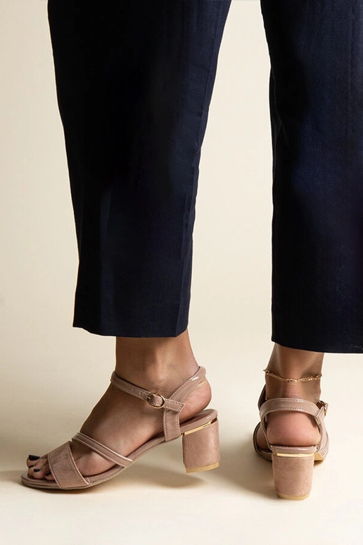 Tamsiai smėlio spalvos sandalai su... Tamsiai smėlio spalvos sandalai su...