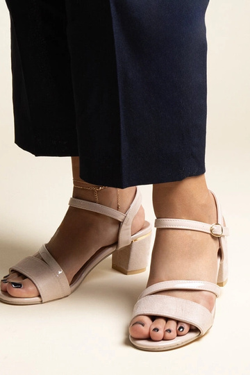 Smėlio spalvos sandalai su...