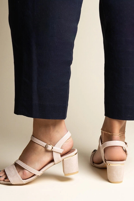 Smėlio spalvos sandalai su medžiagų... Smėlio spalvos sandalai su medžiagų...