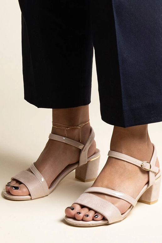 Smėlio spalvos sandalai su medžiagų... Smėlio spalvos sandalai su medžiagų...