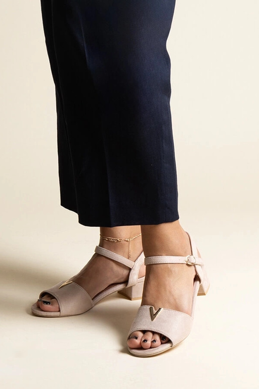 Smėlio spalvos žemakulniai sandalai... Smėlio spalvos žemakulniai sandalai...