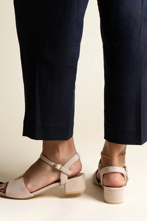 Smėlio spalvos žemakulniai sandalai... Smėlio spalvos žemakulniai sandalai...