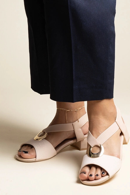 Smėlio spalvos užsegamos basutės su... Smėlio spalvos užsegamos basutės su...