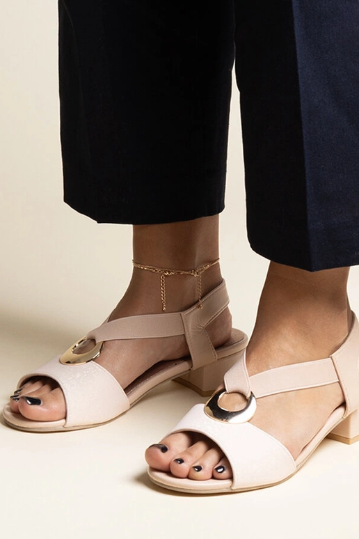 Smėlio spalvos užsegamos basutės su... Smėlio spalvos užsegamos basutės su...