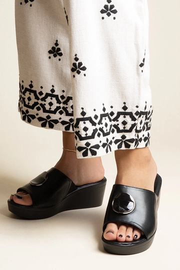 Juodos platforminės basutės...