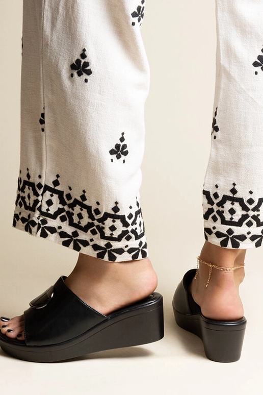 Juodos platforminės basutės su... Juodos platforminės basutės su...