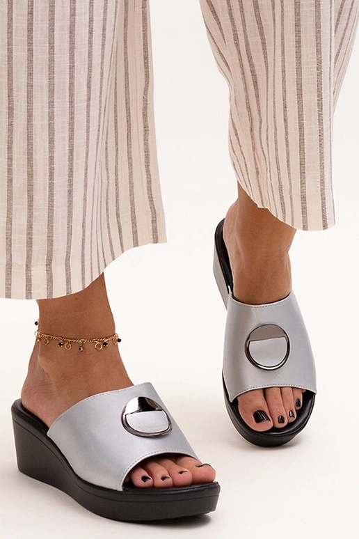 Sidabrinės spalvos sandalai su... Sidabrinės spalvos sandalai su...