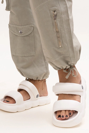 Azewda lengvi vienspalviai...