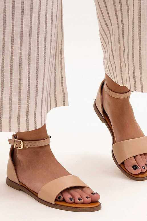 Bežiniai sandalai su uždara kulniuku...