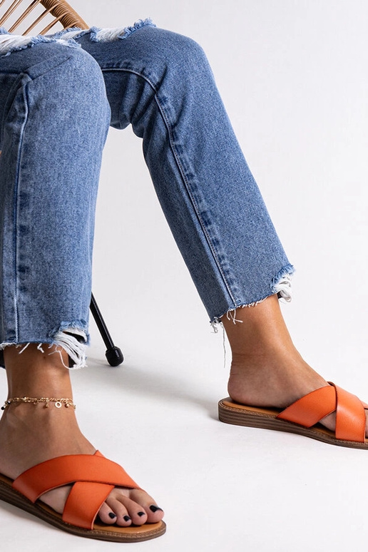 Oranžinės dirbtinės odos šlepetės...