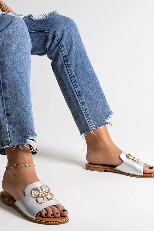 Sidabrinės šlepetės su dekoratyvine...