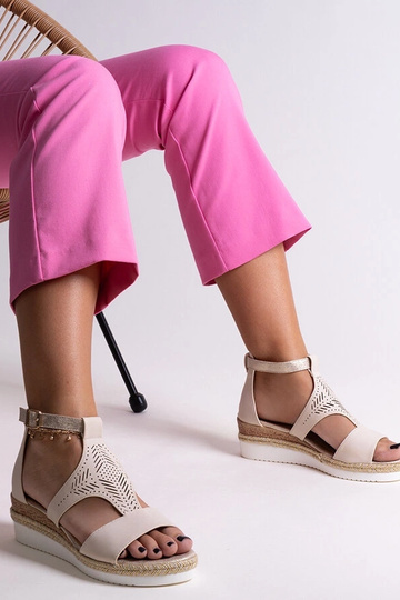 Smėlio spalvos žemos... 2