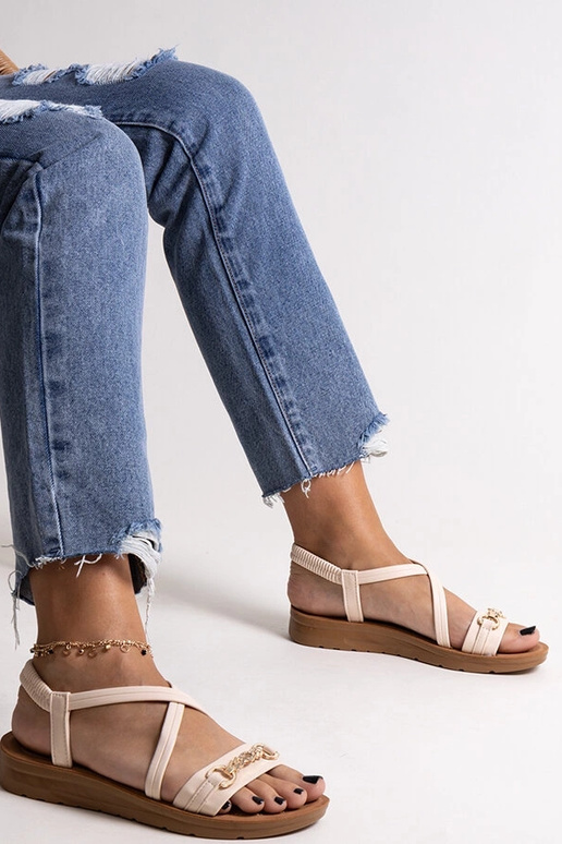 Smėlio spalvos sandalai su auksine... Smėlio spalvos sandalai su auksine...