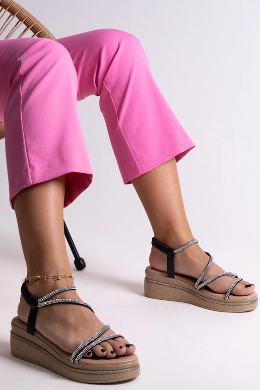 Blizgios šlepetės su žemu kulnu ir... Blizgios šlepetės su žemu kulnu ir...