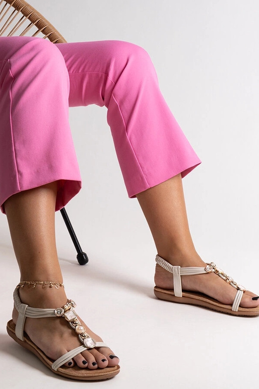 Smėlio spalvos basutės su akmenukais...