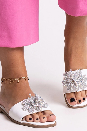 Baltos šlepetės su cirkonio gėle Vendula