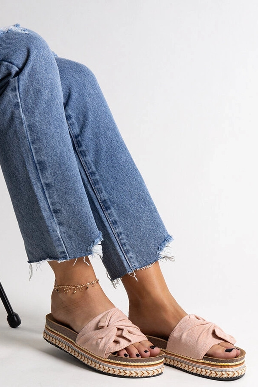 Stambios rožinės spalvos šlepetės su... Stambios rožinės spalvos šlepetės su...