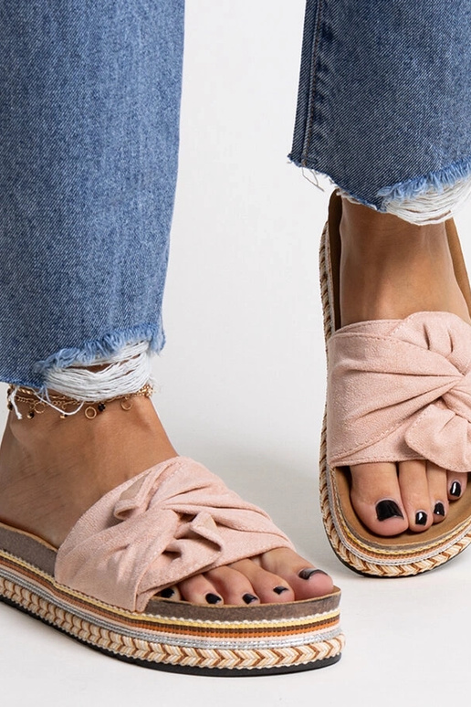 Stambios rožinės spalvos šlepetės su... Stambios rožinės spalvos šlepetės su...