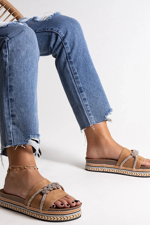 Rudos spalvos šlepetės, dekoruotos... Rudos spalvos šlepetės, dekoruotos...