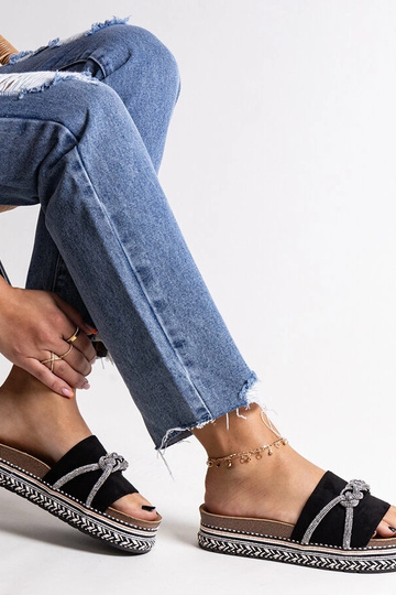 Juodos šlepetės, dekoruotos...