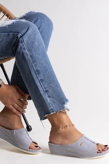 Pilkos spalvos sandalai...