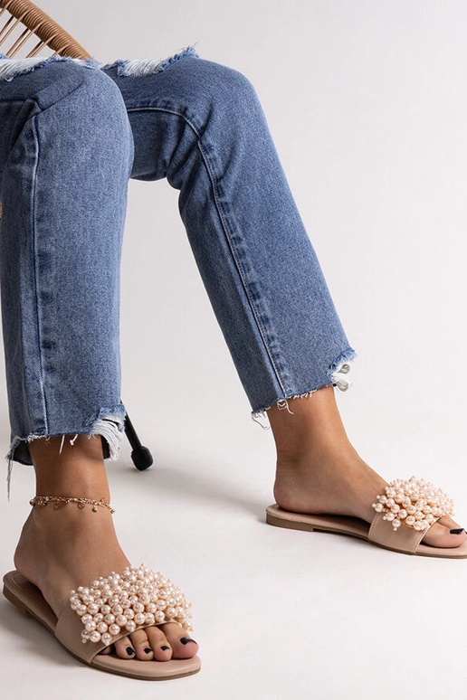 Smėlio spalvos šlepetės, puoštos...