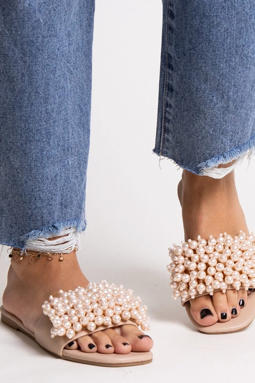 Smėlio spalvos šlepetės, puoštos...