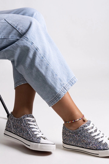 Jadwa juodi blizgūs aukšti...