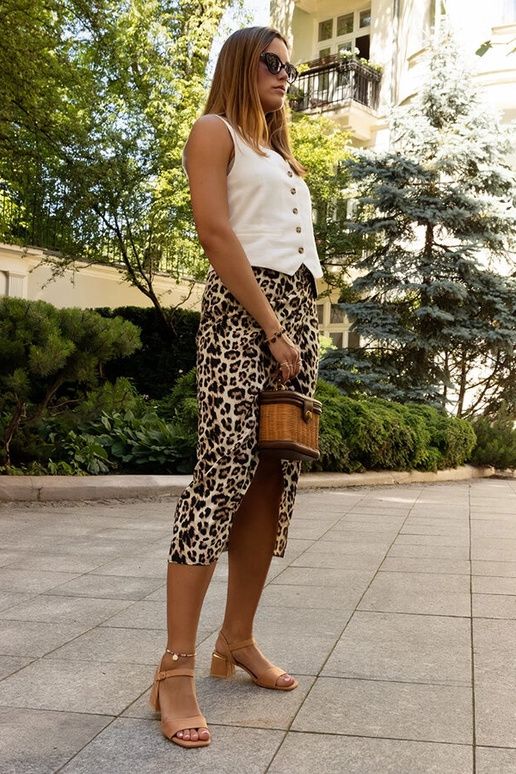 Madea rudi sandalai ant stulpelio