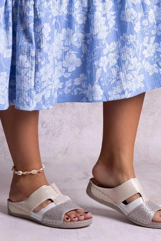 Smėlio spalvos blizgios šlepetės Samanar Smėlio spalvos blizgios šlepetės Samanar