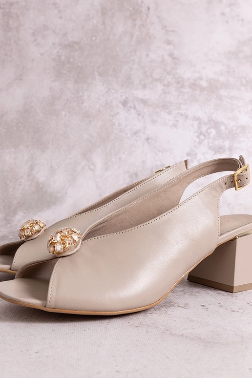 Bežinės odinės sandalai ant stulpelio... Bežinės odinės sandalai ant stulpelio...