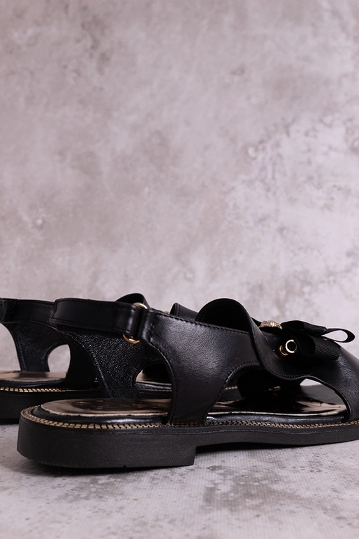 Juodi sandalai su kaspinu ir... Juodi sandalai su kaspinu ir...