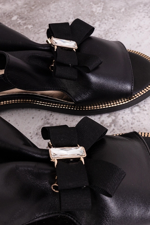 Juodi sandalai su kaspinu ir... Juodi sandalai su kaspinu ir...