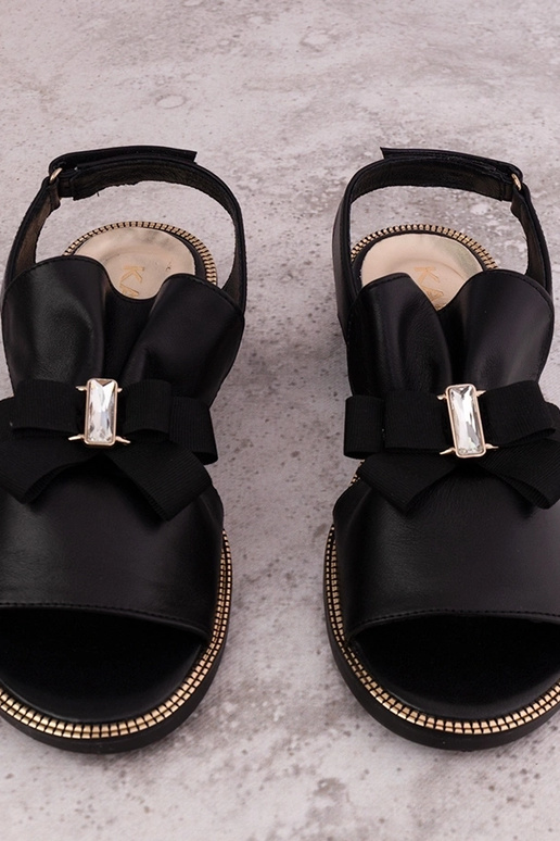 Juodi sandalai su kaspinu ir... Juodi sandalai su kaspinu ir...