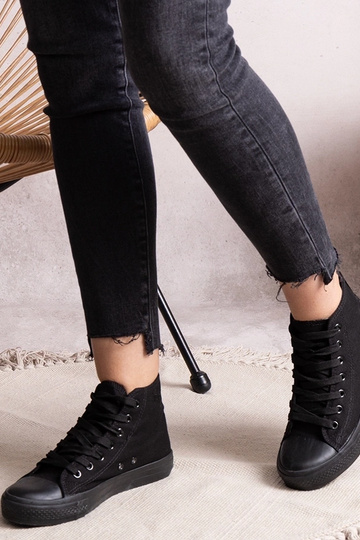 Juodi Rafife aukštakulniai... 2