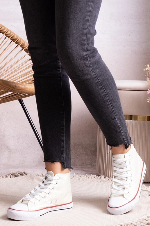 Balti aukšti sportbačiai iš blizgaus...