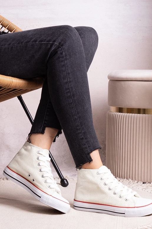 Balti aukšti sportbačiai iš blizgaus...